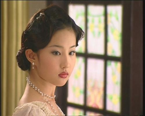 她是《金粉世家》中堪称绝代佳人的白秀珠,也是三界中最美得白浅!