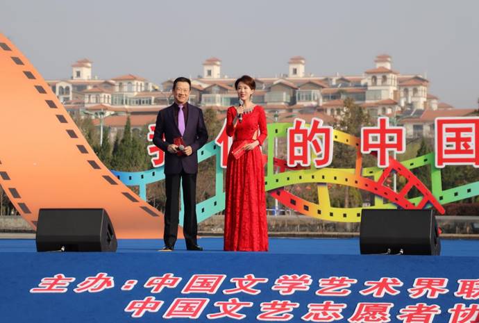 颜丹晨真诚致敬乌兰牧骑精神 慰问演出走进云南会泽