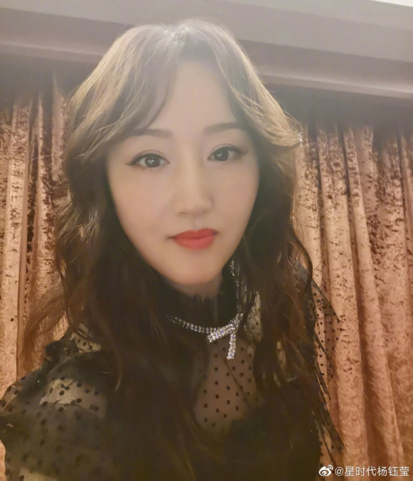 杨钰莹黑纱裙晒自拍 小V脸变化大