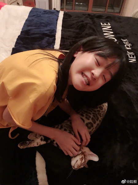 陆毅晒女儿撸猫照片 贝儿抚摸喵星人一脸享受