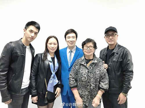 许魏洲带家人追星费玉清 一家三代秒变迷弟迷妹