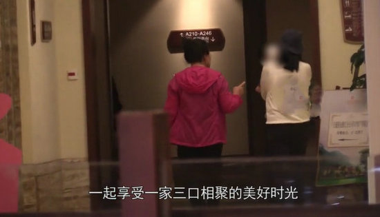 相聚不易!高圆圆抱女儿酒店内散步 等赵又廷收工