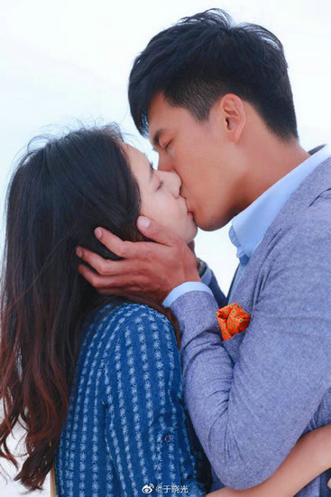 于晓光晒与秋瓷炫接吻照 调侃网友:放饭时间到