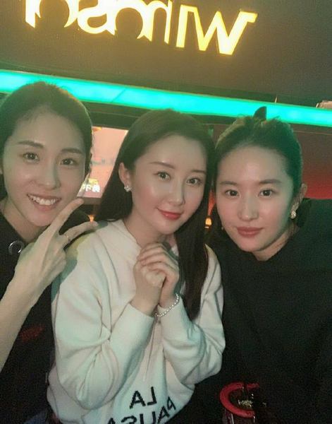 刘亦菲张碧晨为舒畅庆生 三人淡妆清丽姐妹情深