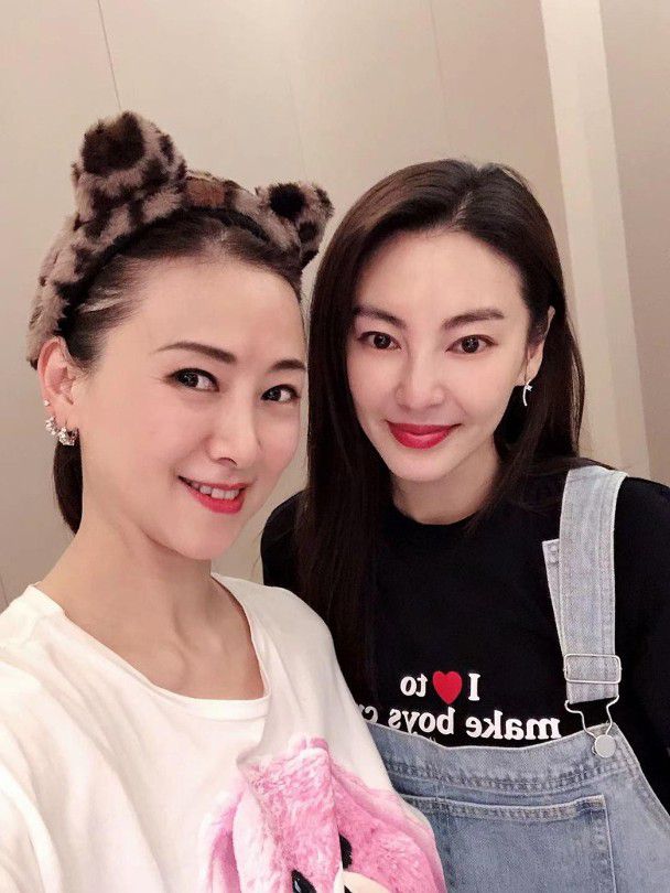 翁虹晒与张雨绮合影 两人年龄虽差19岁但似姐妹