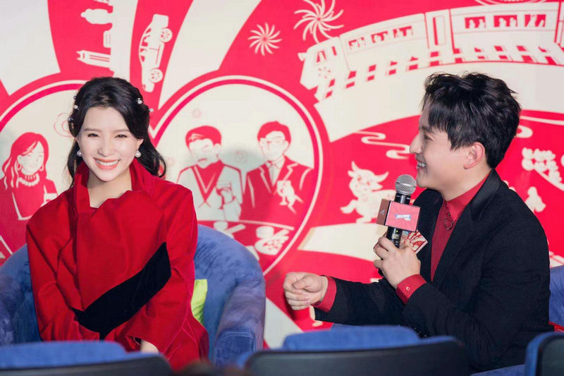 张杨果而挺孕肚出席微电影首映礼 与百克力幸福甜蜜吸引目光