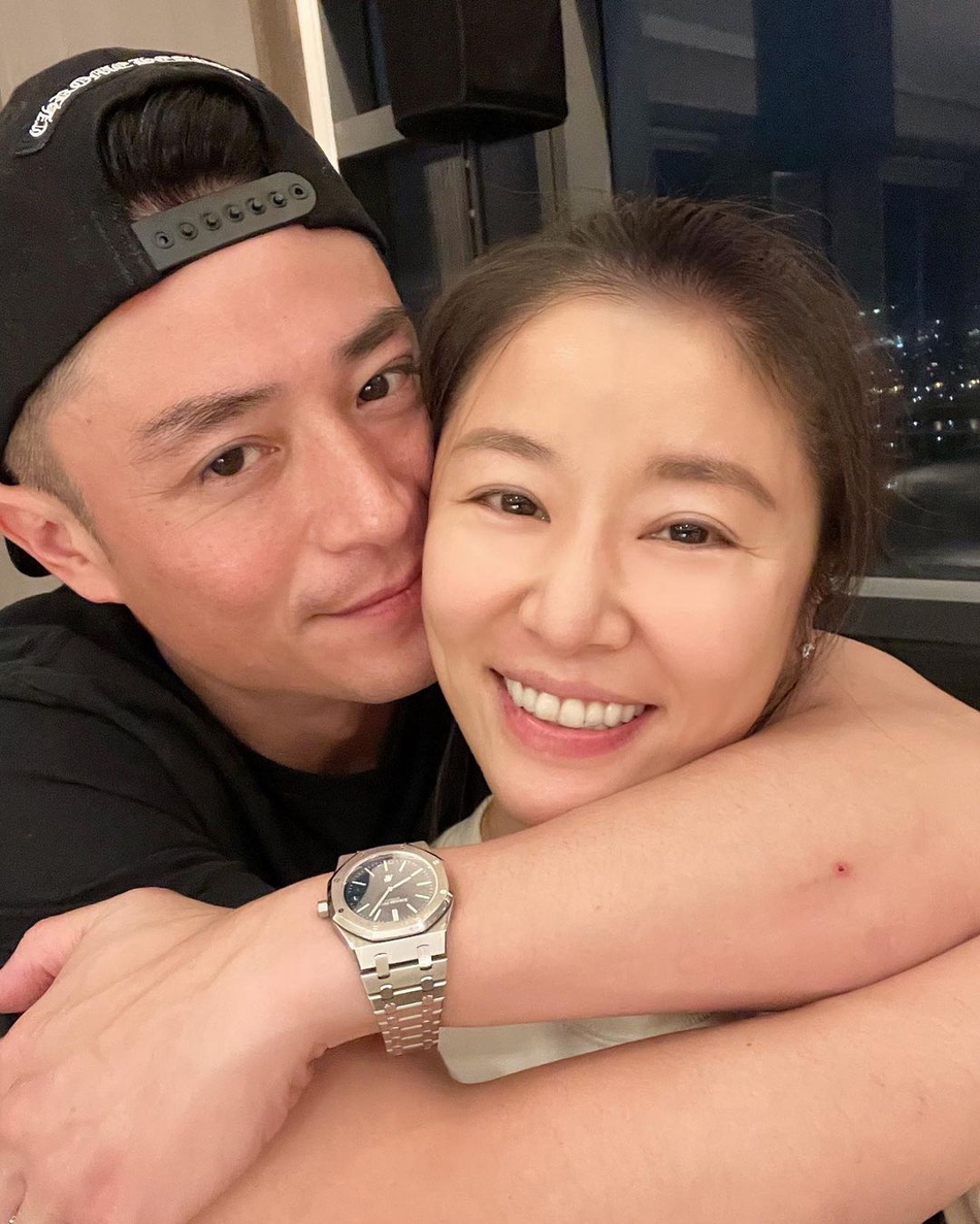 林心如生日宴现场照曝光 被霍建华双臂紧紧环绕
