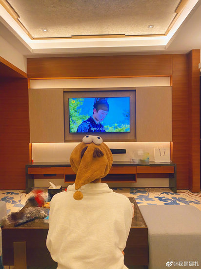 古力娜扎晒聊天截图 被要求“瓜子按粒吃”