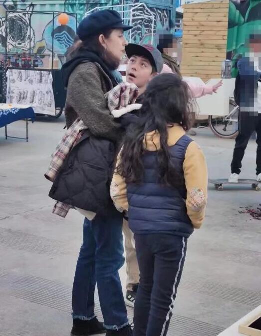刘烨妻子带儿女外出 诺一霓娜疯狂长个儿