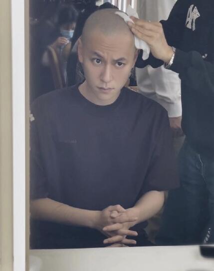 青茬造型太man了!秦俊杰为角色亲手剃头
