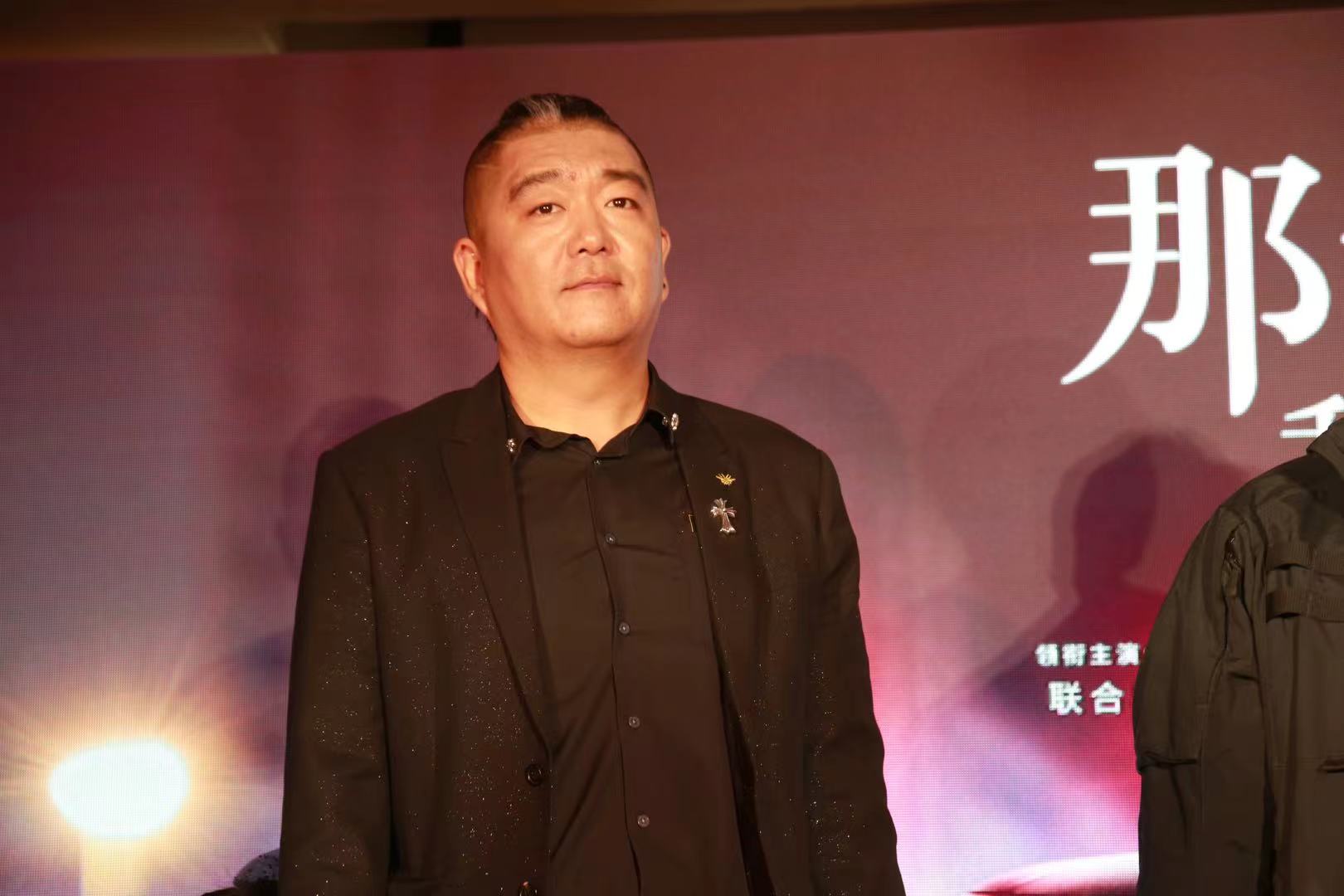 《关于唐医生的一切》杀青 李雪涛摄影指导执行导演双肩挑