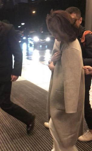 许茹芸保镖护航一路低头前行 大风吹乱头发毫不在意