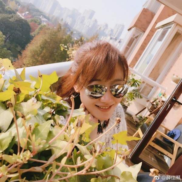 薛佳凝午后惬意自拍 与友人同框少女儿十足