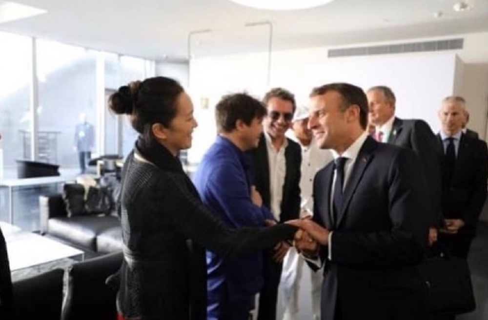巩俐夫妇受邀出席总统宴会 素颜出镜打扮低调