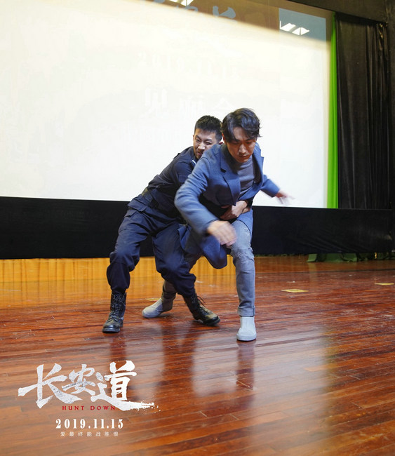 《长安道》沈阳千人学警共同观影 范伟宋洋“前世今生”竟同是渣男