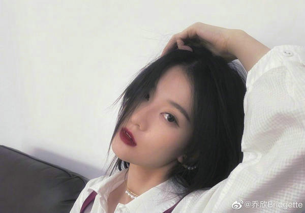 乔欣晒自拍照红唇撩人 暖心叮嘱粉丝降温添衣