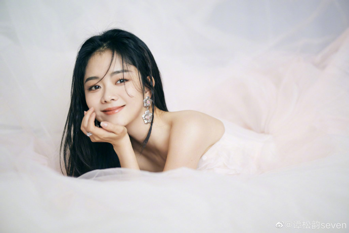 女星谭松韵发唯美写真 薄纱长裙小露香肩