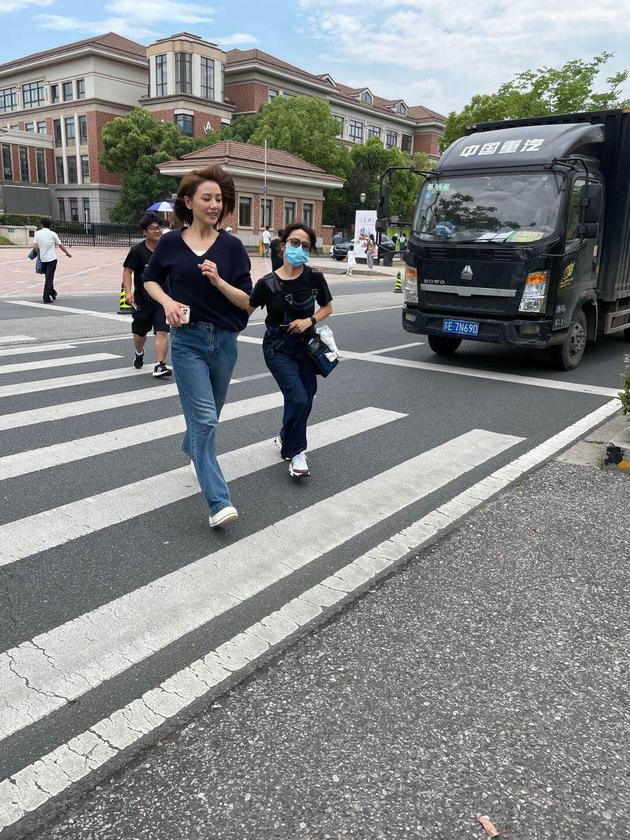 高圆圆飞奔过马路被网友偶遇 打扮低调随和