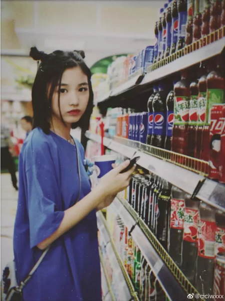 汪峰14岁女儿小苹果晒近照 眼睛水灵鼻子挺翘愈发成熟