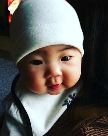 曹格晒女儿旧照软萌可爱 Grace婴儿时期长这样