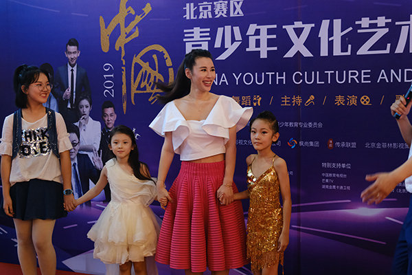 演员张宁益担任青少年文化艺术嘉年华总决赛评委
