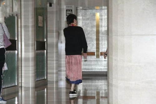 四太梁安琪现身医院看孙子 工作繁忙电话接不停
