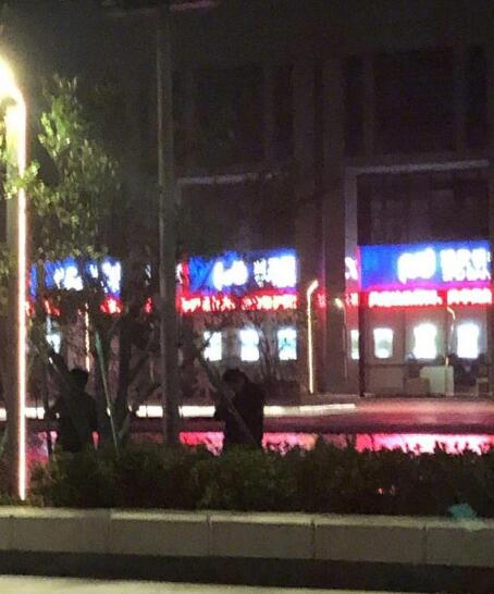 华少到出事地悼念高以翔被拍 双手合十站了很久