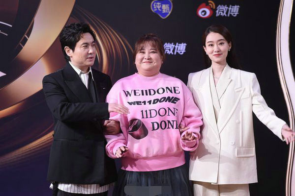 张小斐“插兜”失败挽起贾玲 与沈腾合照成逮捕姿势