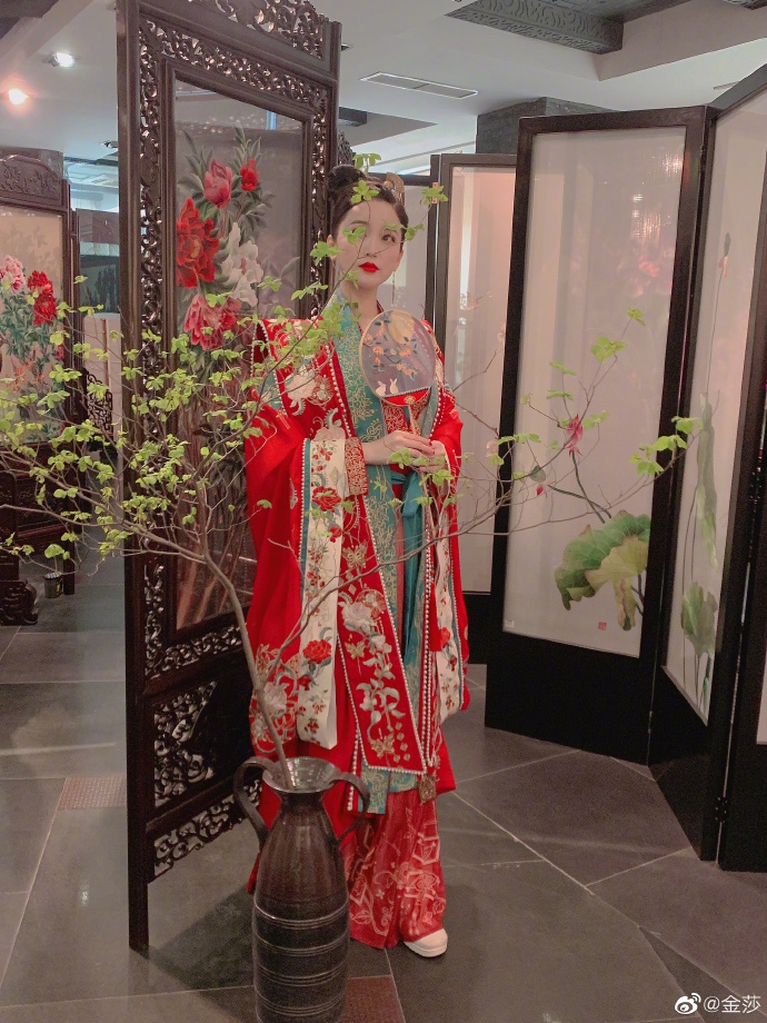金莎汉服加身想象自己是皇后娘娘,网友:您缺宫女吗?
