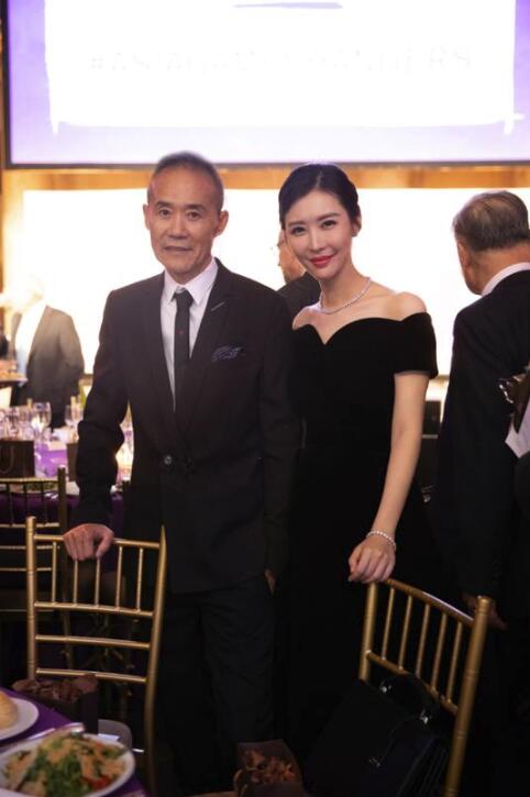 田朴珺朋友圈晒王石脱衣照 疑似害羞“承认”结婚喜讯