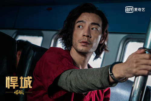 《悍城》首播高燃无尿点 李光洁、姜珮瑶“弹里发糖”网友大赞“荷尔蒙爆棚”