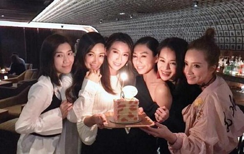 胡杏儿胡定欣等为姚子羚庆生 送吻尽显姐妹情深