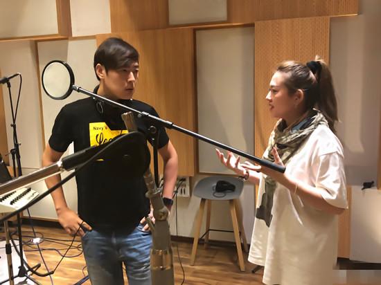 张桐入摄影棚录歌表情亮了 网友:实力懵圈脸