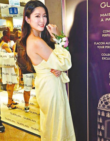 苟芸慧十月婚礼李亚男等做姐妹团 称婚纱略带性感