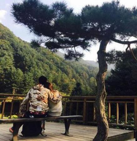 杨怡罗仲谦庆结婚两周年 晒合照甜度爆表
