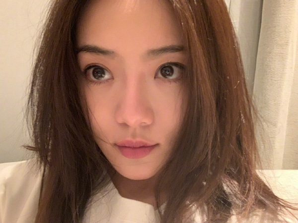 邓家佳晒身穿白色上衣自拍照 皮肤十分细腻