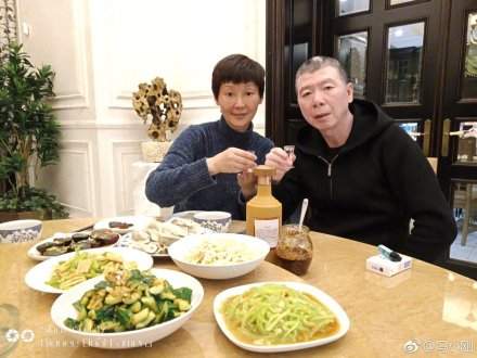 冯小刚与徐帆举杯畅饮 感言“善良驱逐邪恶”