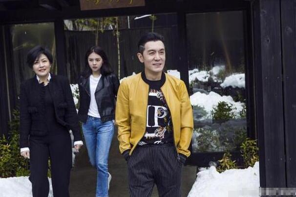 李咏妻子哈文平安夜四个字感慨 网友暖心留言鼓励