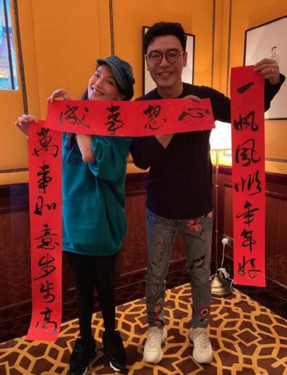 舒淇晒和钟镇涛合影 身穿蓝色卫衣满满的少女感