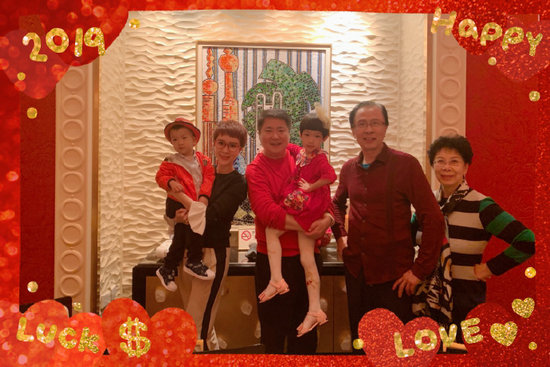 金巧巧晒新年全家福 一双儿女完美继承妈妈好基因