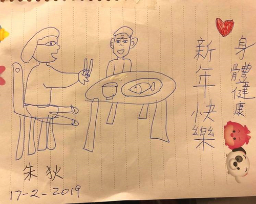 罗家英汪明荃外出吃海鲜 小迷妹画画像相赠超暖心