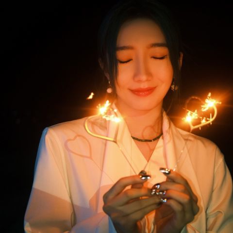姐妹情深！孟美岐晒美照庆生 与宋妍霏贴脸合照亲密无间