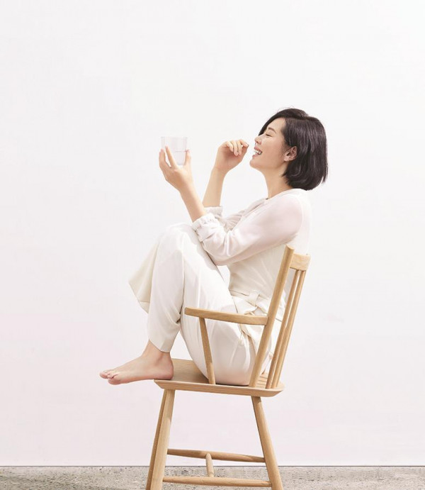 余男杂志写真曝光 侧首浅笑尽显温柔