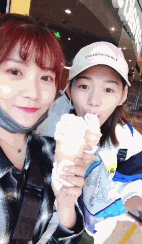 赖美云段奥娟吃冰淇淋咂嘴卖萌 自侃“小学鸡”