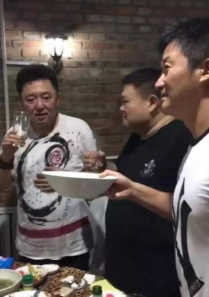 《战狼2》上映一周年 吴京大碗豪饮展惊人酒量