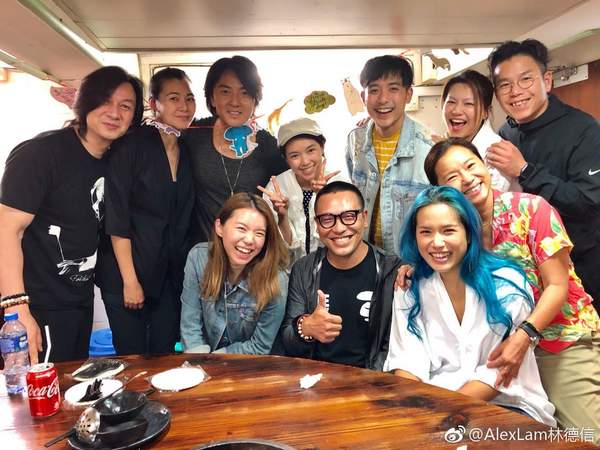 郑伊健与好友聚会 蒙嘉慧罕见出镜