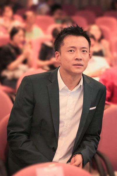 唐曾亮相金鹰奖发布会 《海边女人》首演反派吸睛