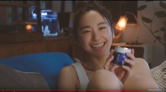新垣结衣拍广告露雪白美肌 NG傻笑甜到工作人员