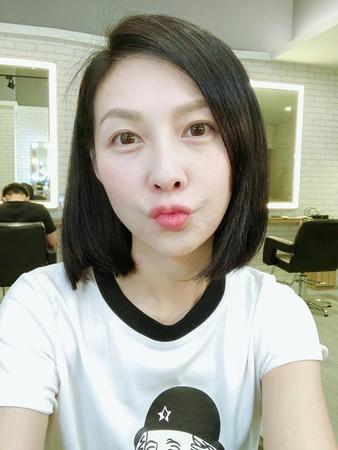娇妻Peggy剪黑短发飘清纯味 何润东甜赞变少女