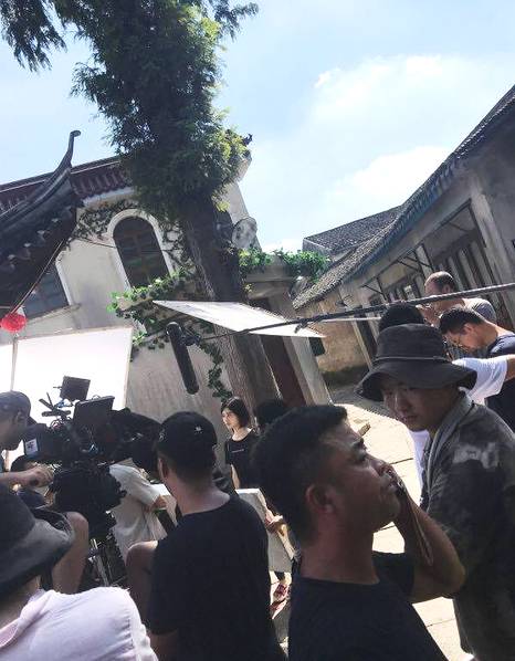 剧版《七月与安生》路透照曝光 沈月消瘦后长腿吸睛